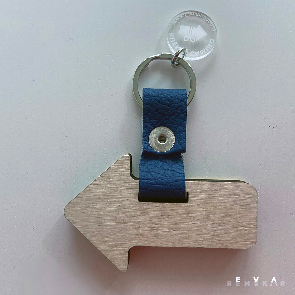 Obesek Puščica rumeno-modra lesena - slika 2