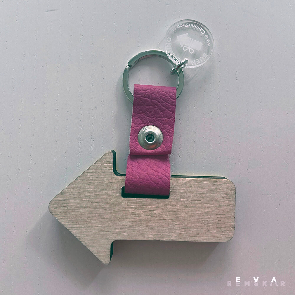 Obesek Puščica rumeno-rdeča lesena - slika 2