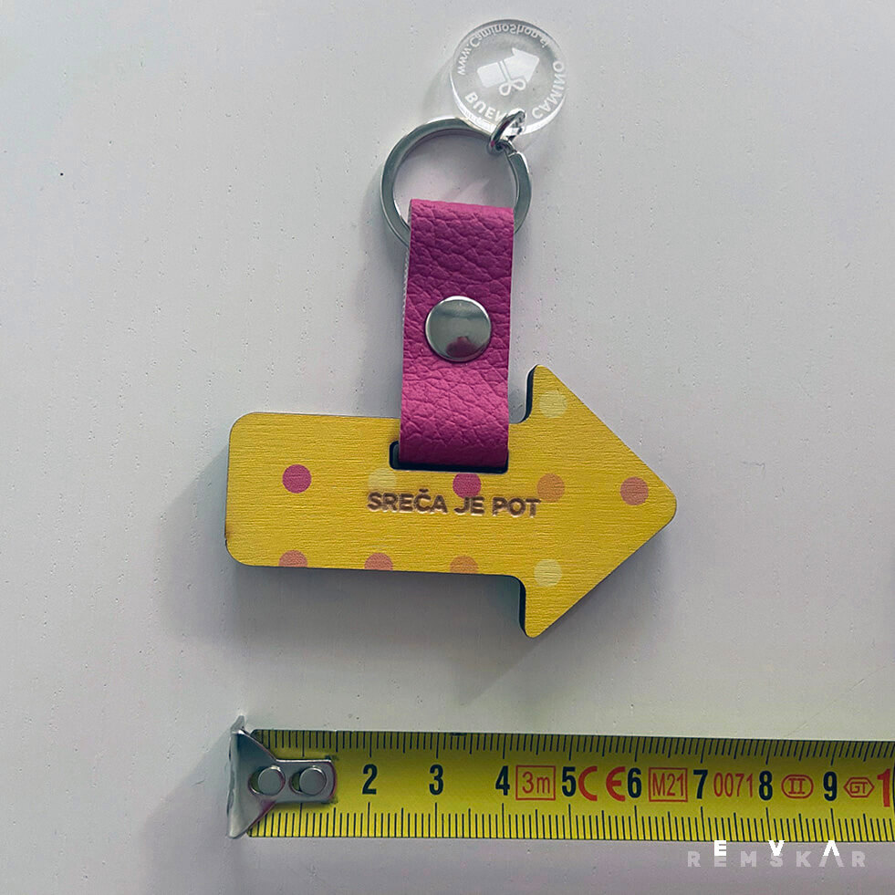 Obesek Puščica rumeno-rdeča lesena - slika 3