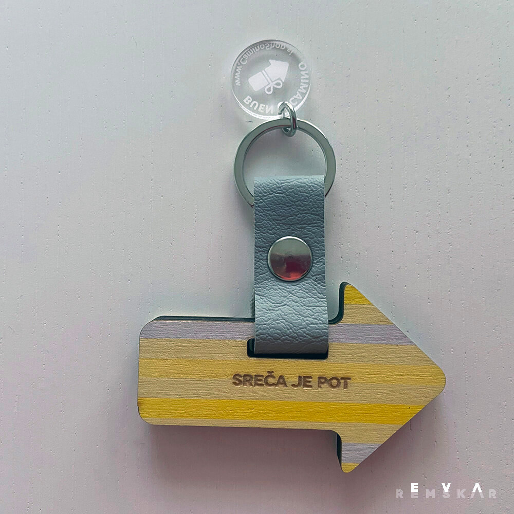 Obesek Puščica rumeno-srebrna lesena