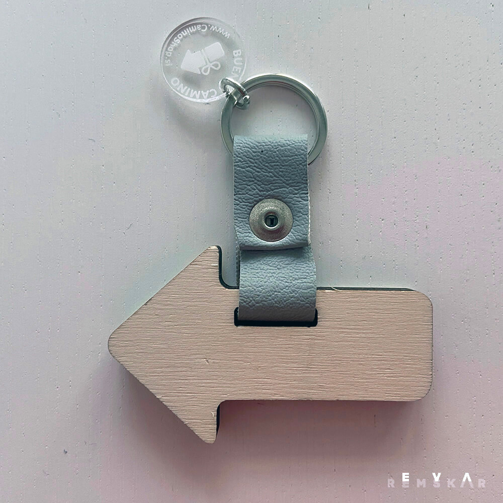 Obesek Puščica rumeno-srebrna lesena - slika 2