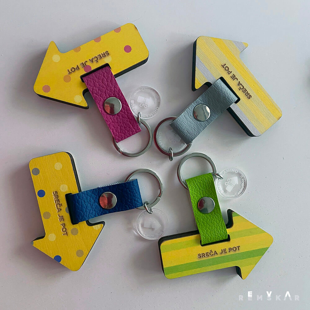 Obesek Puščica rumeno-modra lesena - slika 5